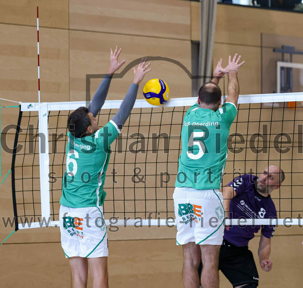 2022-11-12_101_TuS_Oberding_gegen_SC_Freising_II | Oberding, Deutschland, 12.11.2022:
Volleyball, Bezirksliga Ost 2022 / 2023, 7. Spieltag, TuS Oberding gegen MTV Pfaffenhofen II, Endergebnis: 3:2

Oliver Pelz (TuS Oberding, #6), Andre Paul (TuS Oberding, #5), Dejan Jankovic (SC Freising, #8)

Foto: Christian Riedel / fotografie-riedel.net