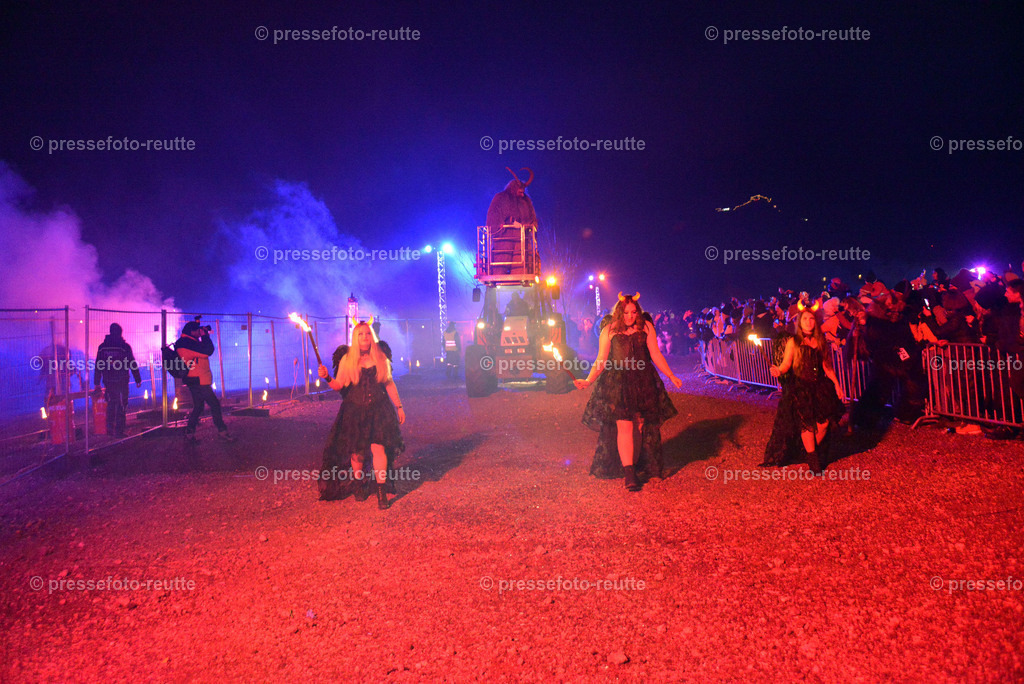 news-2022-Dez03-Krampusumzug-Reutte-WTV_5748 | Info aus dem Bezirk Reutte/Ausserfern Tirol sowie eine umfangreiche Bilddatenbank über die gesamte Region: Lechtal, Talkessel Reutte, Tannheimertal, Zwischentoren. Lech, Plansee, Zugspitze, Grenztunnel, B179, Fernpassstraße, Verkehr, Lawinen, Tradition, - Realisiert mit Pictrs.com