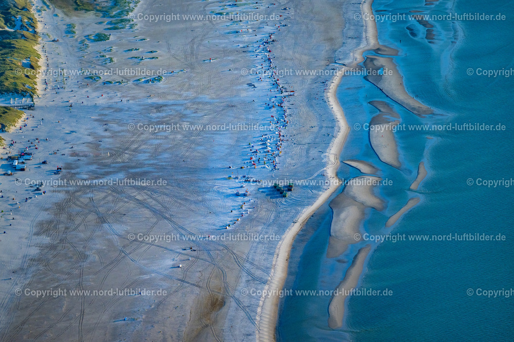 Amrum_Nordstrand_Sonnenuntergang_ELS_7527130825 | AMRUM 13.08.2025 Strandkorb- Reihen am Sand- Strand im Küstenbereich in Norddorf in Amrum Nordfriesland im Bundesland Schleswig-Holstein, Deutschland. // Beach chair on the sandy beach ranks in the coastal area in Norddorf in Amrum North Friesland in the state Schleswig-Holstein, Germany. Foto: Martin Elsen