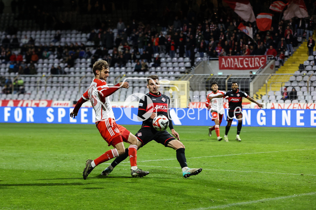 FC Bayern Amateure - FC Wuerzburger Kickers | Luca DENK (FCB #16) setzt sich im Strafraum gegen Marius WEGMANN (FWK #6) durch / Zweikampf / Duell