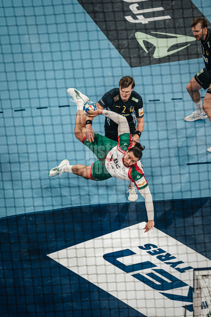 Handball | Herren | EHF EURO 2024 | European Championshop Men 2024 Final Tournament | Schweden vs. Portugal | 21.01.2024 | Luis Frade (#82, Portugal, POR) in ungünstiger Lage beim Wurf