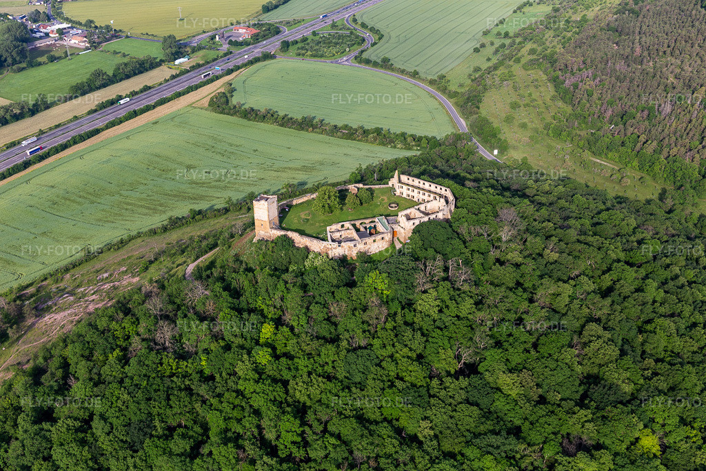 Luftbild: Burg Gleichen im Ortsteil Wandersleben in Drei Gleichen im Bundesland Thüringen in Deutschland. Foto: IMG_007684.jpg vom 15.06.2021 durch Werner Riehm/FLY-FOTO.de