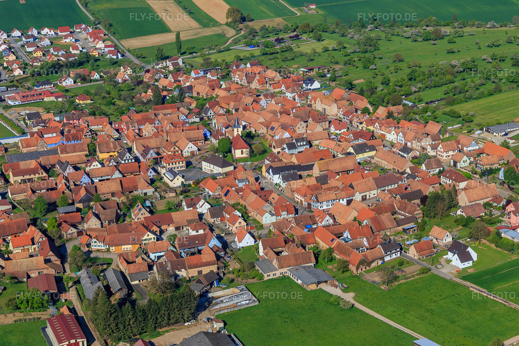 Luftbild: Dorfansicht aus Osten mit Eglise Uhrwiller in Uhrwiller im Bundesland Bas-Rhin in Frankreich. – Foto: IMG_099443.jpg vom 30.04.2017 durch Werner Riehm/FLY-FOTO.de – Auflösung des Originals: 5331 x 3554 px