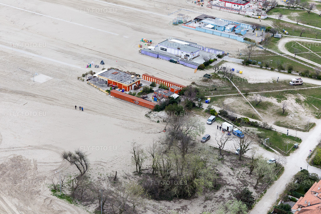 Vue aérienne: Vue de la ville à Lido degli Estensi dans le département Émilie-Romagne, Italie. Photo: IMG_105917.jpg prise le 10/04/2018 par Werner Riehm/FLY-FOTO.eu – Résolution de l'original: 5472 x 3648 px