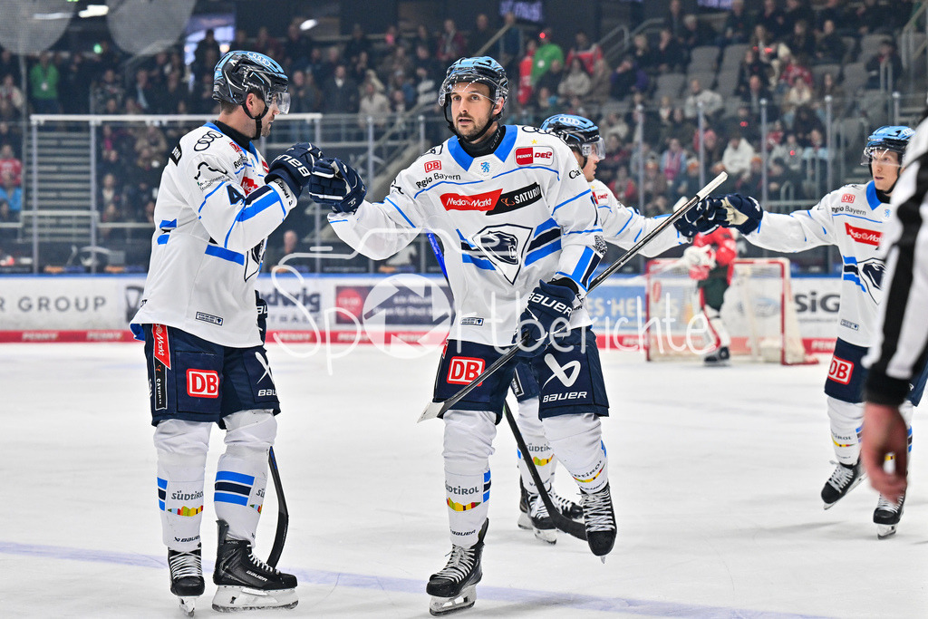 Augsburger Panther - ERC Ingolstadt | AUGSBURG, GERMANY - 12. DECEMBER: Jubel der Gäste nach dem Teffer zum 1-1 Ausgleich durch Abott GIRDUCKIS (ERC Ingolstadt 17) / Tor / Torschuetze / Freude / Happy / während dem Match zwischen den Augsburger Panthern und dem ERC Ingolstadt am 27. Spieltag der Penny DEL im Curt Frenzel Stadion