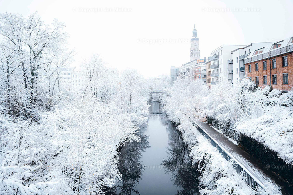 Karl-Heine-Kanal | Der Karl-Heine-Kanal ist einer der coolsten und atmosphärischsten Orte in Leipzig – perfekt für Urban Nature, Bootstouren, Spaziergänge, romantische Sonnenuntergänge und Szene-Vibes in Plagwitz/Lindenau. - Realisiert mit Pictrs.com