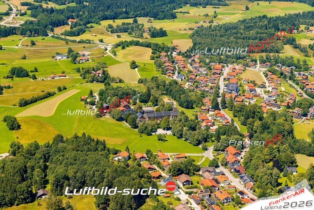 Luftaufnahme der Stadt Bad Kohlgrub - Die Luftaufnahme wurde 2025 vom UL-Flugzeug heraus erstellt ( keine Drohne ) - Hochauflösende Luftaufnahme - für professionelle Ausdrucke geeignet. Die Geschenkidee !Mit Lizenz und Bildrechte bestellbar