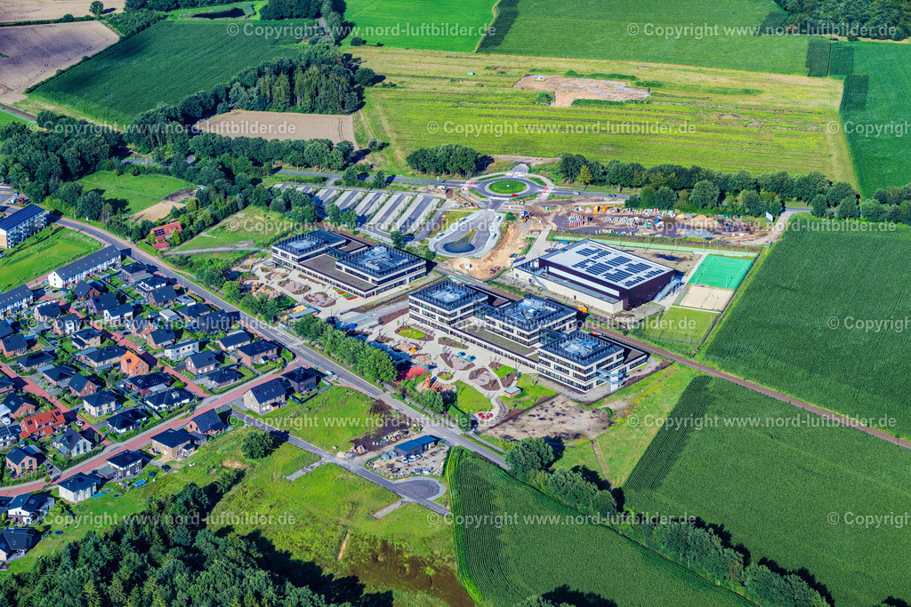 Stade_Riensförde_Baustelle_Bildungscampus_ELS_8062040823 | STADE 05.08.2023 Baustelle zum Neubau des Gebäudekomplexes des Weiterbildungs- und Bildungszentrums an der Straße Stadtweg im Ortsteil Riensförde in Stade im Bundesland Niedersachsen, Deutschland. Weiterführende Informationen bei: Claudia Blaurock  Landschaftsarchitektur,  GOLDBECK GmbH,  gmp International GmbH. // Construction site for the new building complex of the education and training center on street Stadtweg in the district Riensfoerde in Stade in the state Lower Saxony, Germany. Further information at: Claudia Blaurock  Landschaftsarchitektur,  GOLDBECK GmbH,  gmp International GmbH. Foto: Martin Elsen