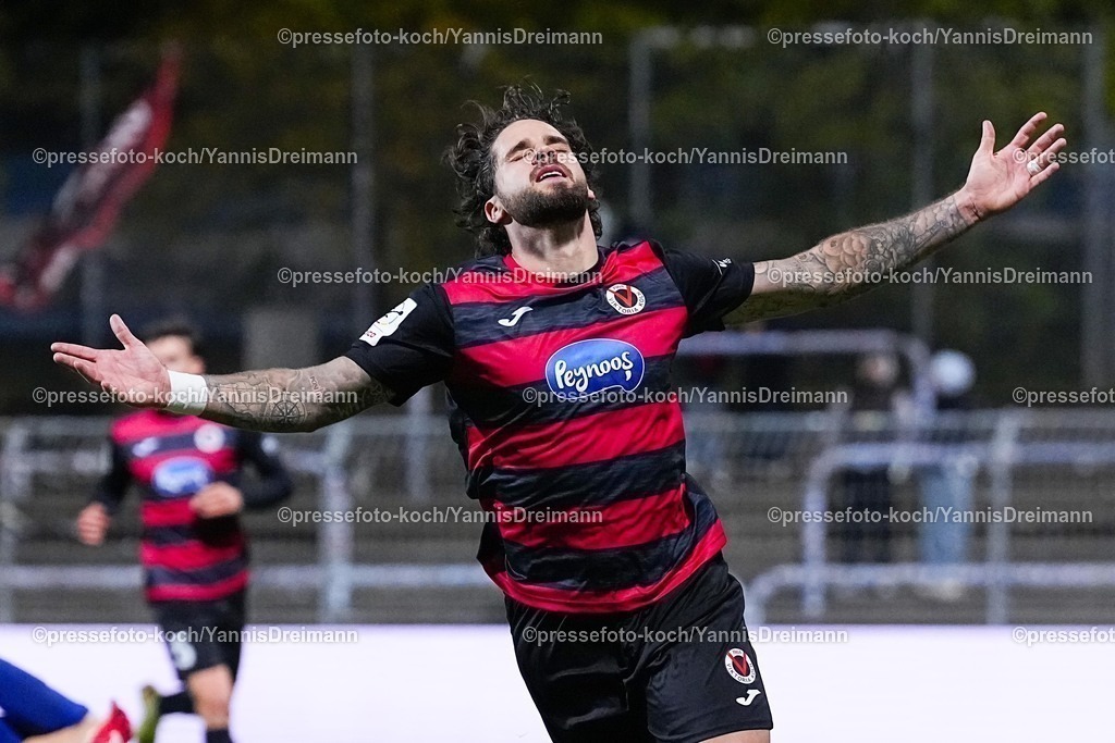 xYDR31102501061 | 31.10.2025, xydrx, Fußball, 3.Liga, FC Viktoria Köln - FC Ingolstadt 04, Saison 2025 2026, Sportpark Höhenberg: Torjubel nach dem Tor zum 2:1 für den FC Viktoria Köln durch Torschütze Lex-Tyger Lobinger (FC Viktoria Köln #9)   DFB regulations prohibit any use of photographs as image sequences and or quasi-video.
