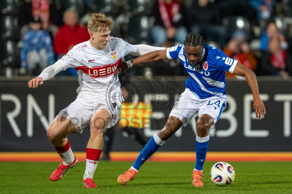 VfB Stuttgart II vs. FC Energie Cottbus, Fussball, 3.Liga, 27. Spieltag, Saison 2025/2026, 03.03.2026 | Zweikampf zwischen Maximilian Herwerth (VfB Stuttgart II, #04) und Anderson Lucoqui (FC Energie Cottbus, #24),VfB Stuttgart II vs. FC Energie Cottbus, Fussball, 3.Liga, 27. Spieltag, Saison 2025/2026, 03.03.2026Foto: photosbyphips/Philip Ziegler