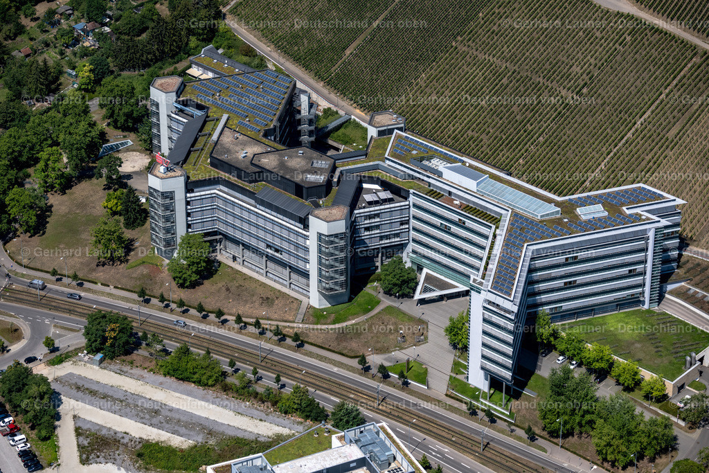 4034766 | STUTTGART 22.07.2020 Büro- und Verwaltungsgebäude des Versicherungs- Unternehmens SV Sparkassen Versicherung Stuttgart an der Löwentorstraße in Stuttgart im Bundesland Baden-Württemberg, Deutschland. Weiterführende Informationen bei: ADAC Verlag GmbH,  Ed. Züblin AG,  Karl Westermann GmbH & Co.KG,  NEK ENERGY GmbH,  PERI GmbH Schalung Gerüst Engineering,  Sauerbruch Hutton,  Stingl GmbH. // Office and administration buildings of the insurance company SV SparkassenVersicherung Stuttgart on Loewentorstrasse in Stuttgart in the state Baden-Wurttemberg, Germany. Further information at: ADAC Verlag GmbH,  Ed. Zueblin AG,  Karl Westermann GmbH & Co.KG,  NEK ENERGY GmbH,  PERI GmbH Schalung Geruest Engineering,  Sauerbruch Hutton,  Stingl GmbH. Foto: Gerhard Launer