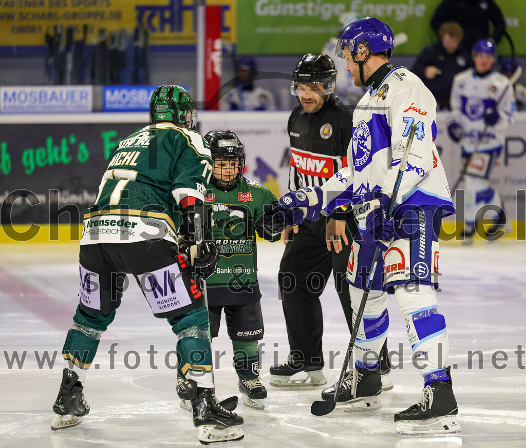 2026-01-23_018_TSV_Erding_gegen_SC_Riessersee | Erding, Deutschland, 23.01.2026:Eishockey, Oberliga Süd 2025 / 2026, 40. Spieltag, TSV Erding gegen SC Riessersee, Endergebnis: 6:5 n.V.Philipp Michl (Erding Gladiators, #77), Jesse Roach (SC Riessersee, #74)Foto: Christian Riedel / fotografie-riedel.net