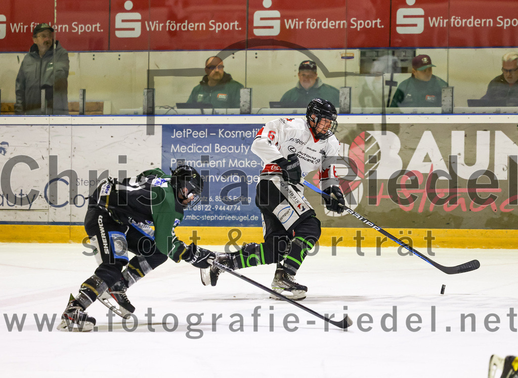 2022-11-06_028_TSV_Erding_gegen_EHC_Koenigsbrunn | Erding, Deutschland, 06.11.2022:
Eishockey, Bayernliga 2022 / 2023, 11. Spieltag, TSV Erding gegen EHC Königsbrunn, Endergebnis: 1:7

Erik Modlmayr (Erding Gladiators, #21), Marco Sternheimer (EHC Königsbrunn, #6)

Foto: Christian Riedel / fotografie-riedel.net
