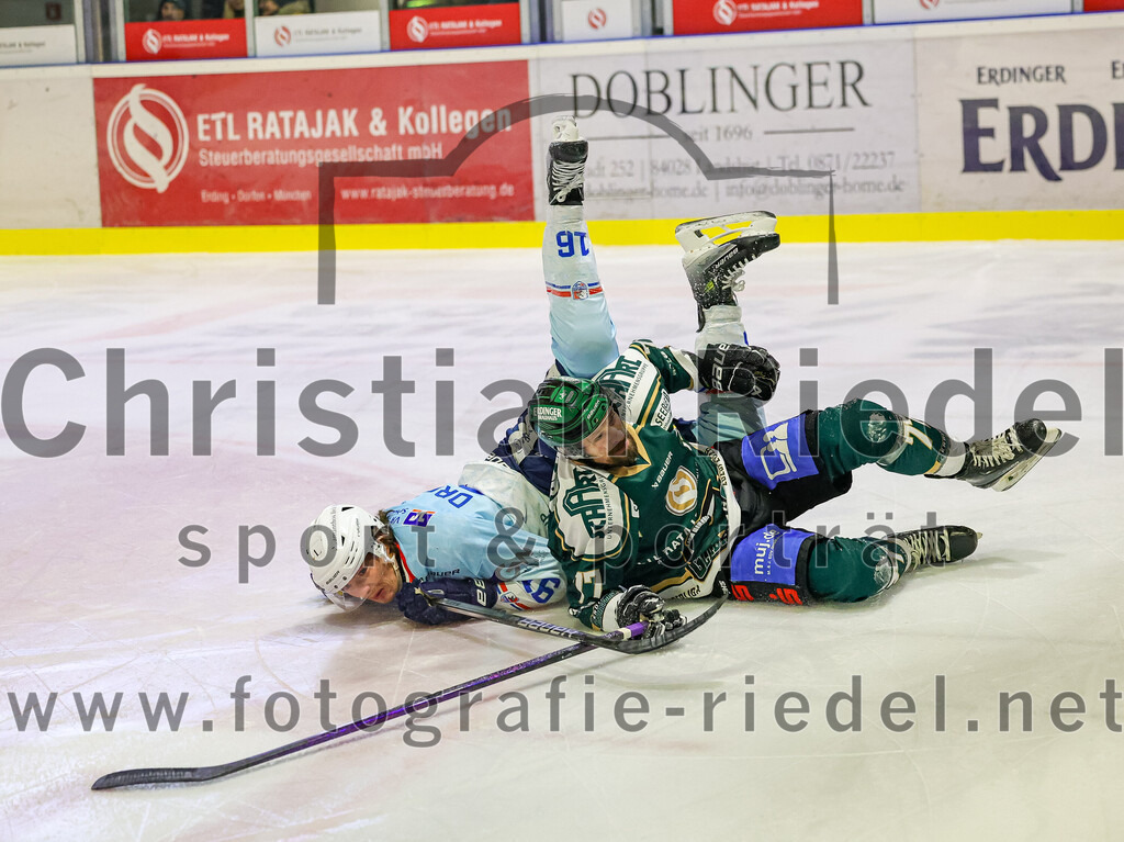 2025-12-23_075_TSV_Erding_gegen_Heilbronner_Falken | Erding, Deutschland, 23.12.2025:Eishockey, Oberliga Süd 2025 / 2026, 29. Spieltag, TSV Erding gegen Heilbronner Falken, Endergebnis: 5:4Marvin Drothen (Heilbronner Falken, #16), Philipp Michl (Erding Gladiators, #77)Foto: Christian Riedel / fotografie-riedel.net