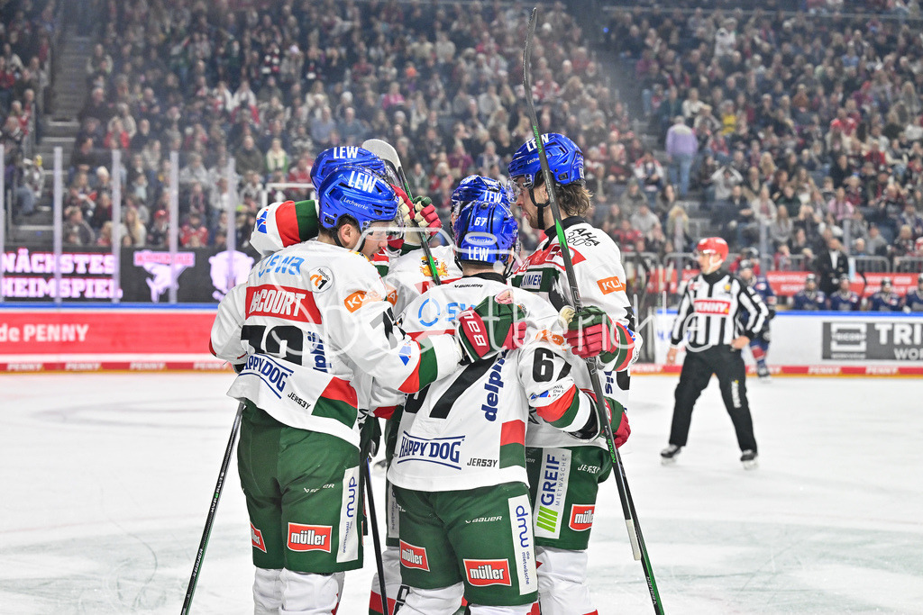 Kölner Haie - Augsburger Panther | Jubel der Gaeste nach dem Treffer zum 0-2 durch Florian ELIAS (Augsburger Panther #67) / Freude / Happy / Tor / Torschuezte / DEL: Koelner Haie - Augsburger Panther, Lanxess Arena am 05.01.2025