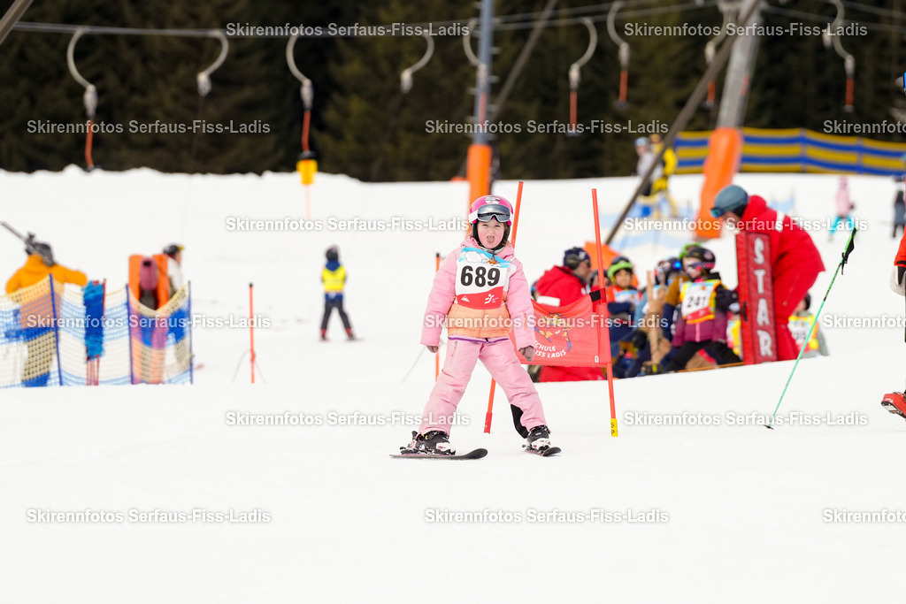 SRF_02.01.2026_0337 | Skirennfotos,Serfaus,Fiss,Ladis,Kinderskirennen,Winter,Tirol,Oberland,skirace,SFL,feelfree,weil wir's genießen,ski,Ski,skifahren,Sonnenplateau, - Realisiert mit Pictrs.com