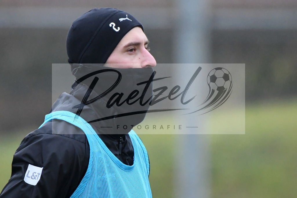 20200125_TRAOSN_0071 | Fußball, Herren: Manuel Farrona Pulido (VfL Osnabrück) schaut beim Training des VfL Osnabrück am 25.01.2020 im Sportpark Illoshöhe in Osnabrück, Deutschland.(Foto von Nico Paetzel) - Realisiert mit Pictrs.com