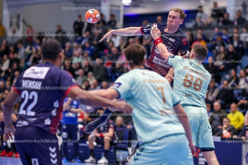 Gum11022501018 | 11.02.2025, Handball, European League - Hauptrunde Gruppe IV, VfL Gummersbach - SG Flensburg-Handewitt, Schwalbe-Arena: Simon Pytlick (Flensburg-Handewitt #2) gegen Stepan Zeman (GUM #66)