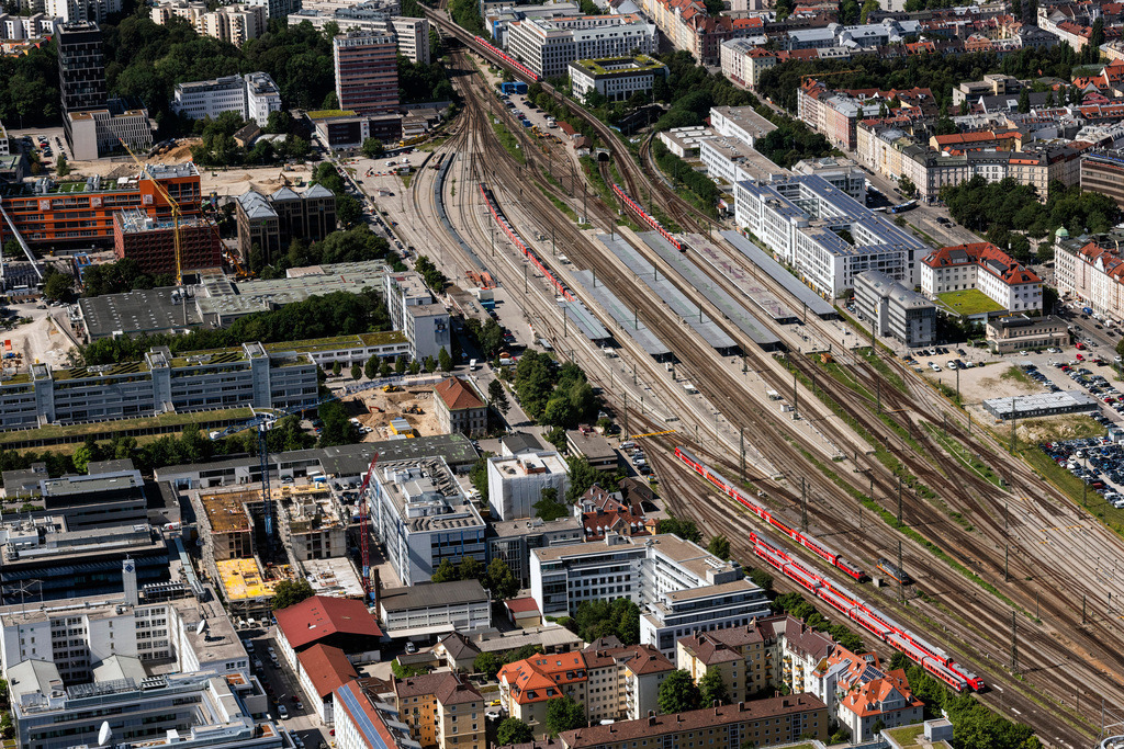 dr__0031200.jpg | MüNCHEN 09.08.2019 Gleisverlauf und Bahnhofsgebäude der Deutschen Bahn " Ostbahnhof " im Ortsteil Au-Haidhausen in München im Bundesland Bayern, Deutschland. Weiterführende Informationen bei: DB Netz AG,  Deutsche Bahn AG. // Station railway building of the Deutsche Bahn in the district Au-Haidhausen in Munich in the state Bavaria, Germany. Further information at: DB Netz AG,  Deutsche Bahn AG. Foto: Daniel Reiter