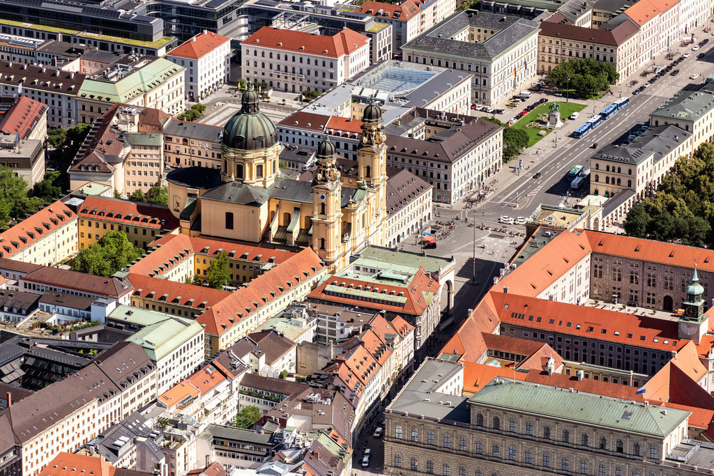dr__0056623.jpg | MüNCHEN 13.07.2020 Kirchengebäude der " Theatinerkirche " am Odeonsplatz im Stadtteil Altstadt in München im Bundesland Bayern, Deutschland. Weiterführende Informationen bei: Kirchenstiftung St. Kajetan. // Church building of the "Theatinerkirche" on Odeonsplatz in the district Altstadt in Munich in the state Bavaria, Germany. Further information at: Kirchenstiftung St. Kajetan. Foto: Daniel Reiter