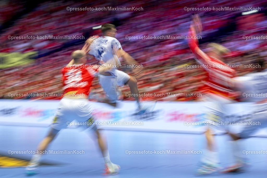 EHF20012602032 | 20.01.2026, Handball, Men's EHF EURO 2026, Dänemark - Portugal, Jyske Bank Boxen in Herning, Dänemark, Preliminary Round: Dynamic Feature of players fighting for the ball on the field.  Francisco Mota Costa (Portugal #26) 
