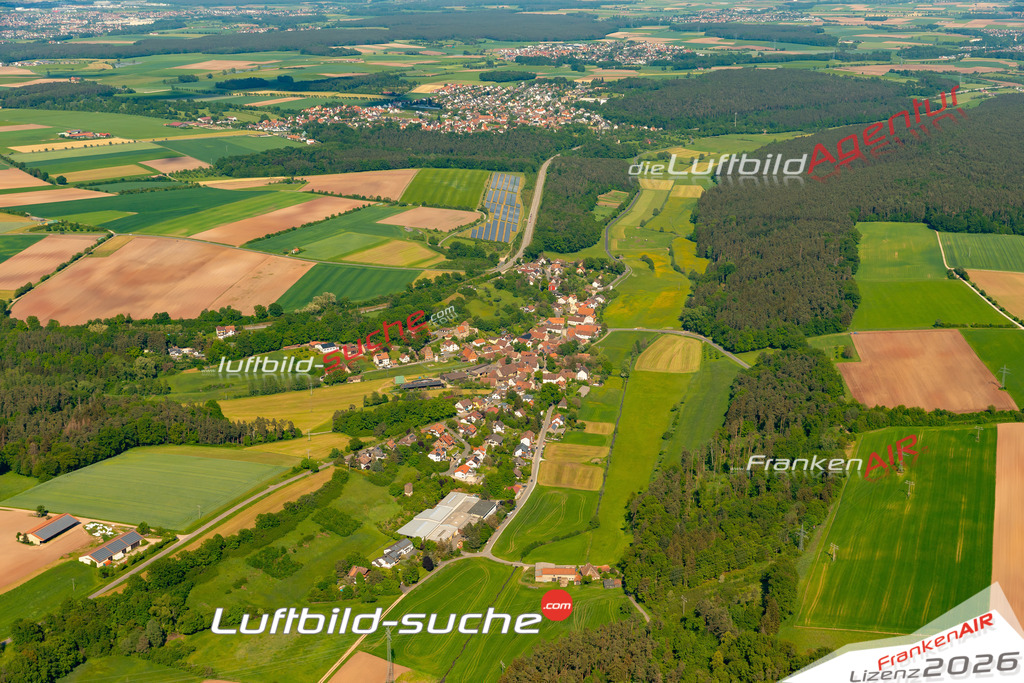 Das Luftbild zeigt : Kirchfembach Langenzenn - Die Luftaufnahme wurde 2024 vom UL-Flugzeug aus erstellt ( keine Drohne ) - Hochauflösende Luftaufnahme - Für grossformatige Ausdrucke geeignet. Die Geschenkidee !Mit Lizenz und Bildrechte bestellbar