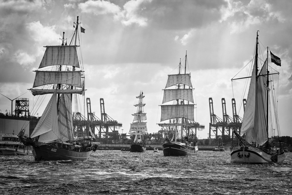 hafengeburtstag bilder leinwand einlaufparade schwarzweiss | Kaufen Sie Hamburg Bilder und Hamburg Fotos auf Leinwand, Acrylglas, Alu-Dibond, oder als Poster in Hamburgs großer Onlinegalerie. Elbphilharmonie Bilder, Hamburger Hafen, Speicherstadt, Alster und viel mehr.