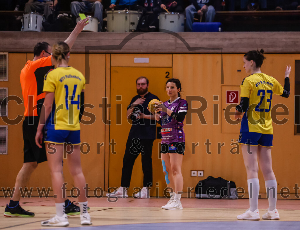 2025-02-15_064_SpVgg_Altenerding_gegen_MTV_Pfaffenhofen | Erding, Deutschland, 15.02.2025:Handball, Bezirksoberliga Frauen Altbayern 2024 / 2024, 14. Spieltag, SpVgg Altenerding gegen MTV Pfaffenhofen, Endergebnis: 27:23Julia Waterkotte (MTV Pfaffenhofen, #14), Julia Kübelsbeck (SpVgg Altenerding, #5), Dzanita Mulalic (MTV Pfaffenhofen, #23)Foto: Christian Riedel / fotografie-riedel.net