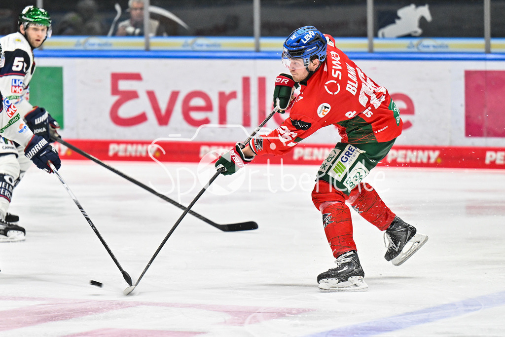 Augsburger Panther - Eisbären Berlin | AUGSBURG, GERMANY - 27. JANUARY: Im Bild Alexander BLANK (Augsburger Panther 26) bei einem Schussversuche während dem Match zwischen den Augsburger Panthern und den Fischtown Pinguins am 43. Spieltag der Penny DEL im Curt Frenzel Stadion