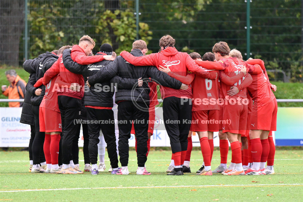 FC Kilia Kiel vs SC Rapid Lübeck | Kilia-Mannschaftskreis vor dem Spiel / Fußball-Oberliga Männer 2026/2027 / FC Kilia Kiel vs SC Rapid Lübeck / Kilia Sportplatz / Kiel / 24.10.26 - Realisiert mit Pictrs.com