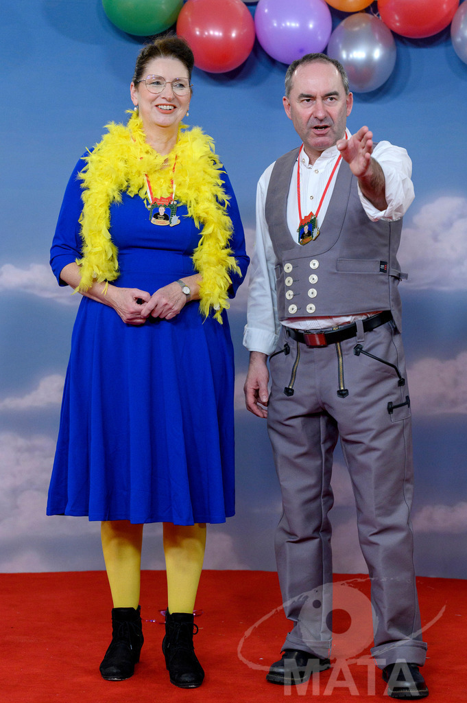 _DWA1927 | Staatsminister Hubert Aiwanger (Freie Wähler) mit Begleitung bei der TV-Sendung Fastnacht in Franken 2024. Veitshöchheim, 02.02.2024 Bayern Deutschland - Realisiert mit Pictrs.com