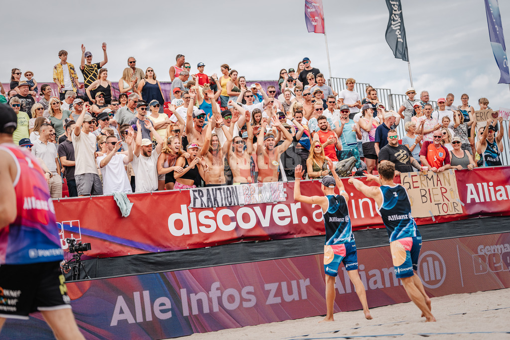 Beachvolleyball | Männer | Allianz German Beach Tour 2024 | Tourstop Kühlungsborn 2 | 17.08.2024 | v.l. Momme Lorenz und Eric Stadie leiten eine Laola ein