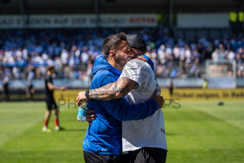 Stuttgarter Kickers vs. SG Sonnenhof Großaspach, Fussball, WFV-Pokal, Finale, 23.05.2026 | Kerem Arslan (Trainer Stuttgarter Kickers) und Pascal Reinhardt (Trainer SG Sonnenhof Großaspach) umarmen sich,Stuttgarter Kickers vs. SG Sonnenhof Großaspach, Fussball, WFV-Pokal, Finale, 23.05.2026