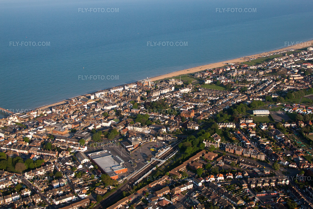 Aerial view: View of the town in Deal in the state England, Great Britain. – Photo: IMG_50745.jpg taken on 05/27/2012 by Werner Riehm/FLY-FOTO.com – Resolution of the original: 4752 x 3168 px