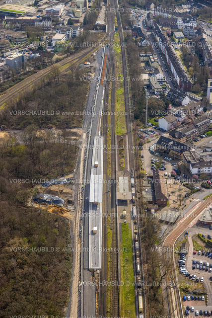 Dinslaken240308742 | Luftbild, Dinslaken Bahnhof Hbf mit neuem Bahnsteig und Bahnhofsvorplatz, Baustelle Ausbau und Lärmschutzwand, Betuweroute und Betuwe-Linie Ausbau der Eisenbahnstrecke, Dinslaken, Nordrhein-Westfalen, Deutschland