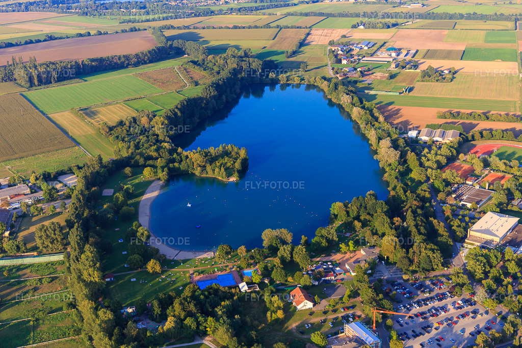 Luftbild: Badesee Heddesheim in Heddesheim im Bundesland Baden-Württemberg in Deutschland. Foto: IMG_103043.jpg vom 28.08.2017 durch Werner Riehm/FLY-FOTO.deBadesee mit Freibad | Gemeinde Heddesheim