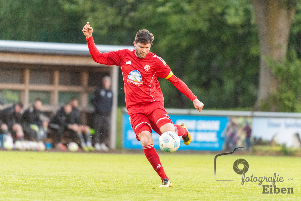 SV Eintracht Wiefelstede-TSV Abbehausen | Bezirksliga Herren; SV Eintracht Wiefelstede (rot)-TSV Abbehausen (grau) am 13.05.2026 in Wiefelstede (Sportanlage), Photo: Philip Eiben 2026 - Realisiert mit Pictrs.com