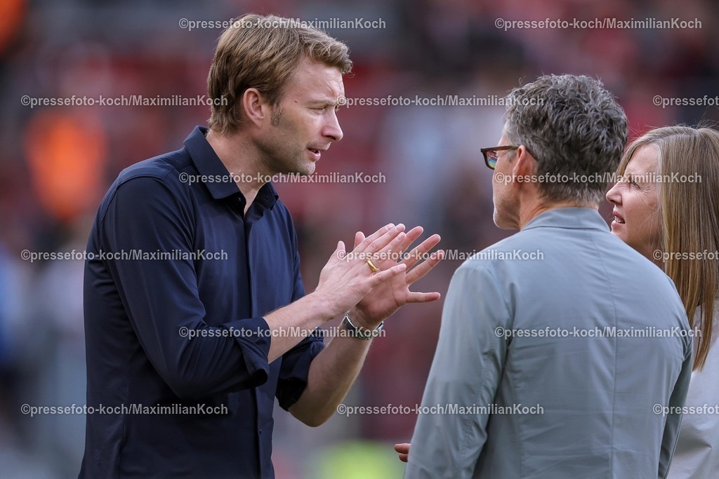 B0405082501287 | 05.08.2025, Fußball, Bayer 04 Leverkusen - Pisa Sporting Club, Testspiel, Saisoneröffnung in der BayArena, Saison 2025 2026: Geschäftsführer Simon Rolfes (Bayer04 Geschäftsführung)  neben William N Bill Anderson (Vorstand Vorsitzender CEO Geschäftsführer Bayer AG)   DFB regulations prohibit any use of photographs as image sequences and or quasi-video.