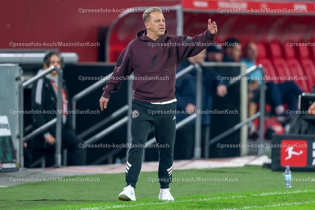 F9527022601057 | 27.02.2026, Fußball, Fortuna Düsseldorf - VfL Bochum, 2. Fußball Bundesliga, Merkur Spiel-Arena, Saison 2025 2026: Cheftrainer Markus Anfang (Fortuna Düsseldorf #hc) gestikulierend am Spielfeldrand   DFB regulations prohibit any use of photographs as image sequences and or quasi-video.