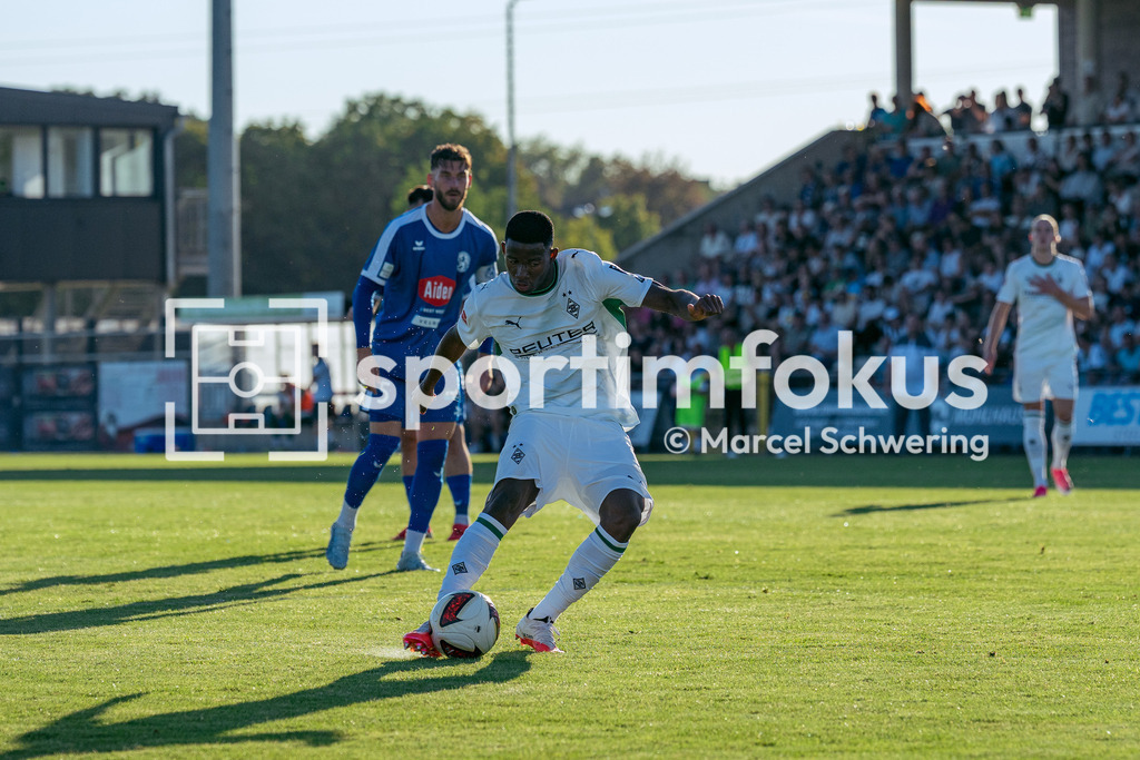 SSVg Velbert 02 – Borussia Mönchengladbach | Iaia Manco Danfa (Borussia Mönchengladbach) beim Torschuss zum 0:3. Testspiel zwischen der SSVg Velbert 02 und Borussia Mönchengladbach in Velbert, 12.08.2026. Endstand: 0:8. sportimfokus / Marcel Schwering - Realisiert mit Pictrs.com