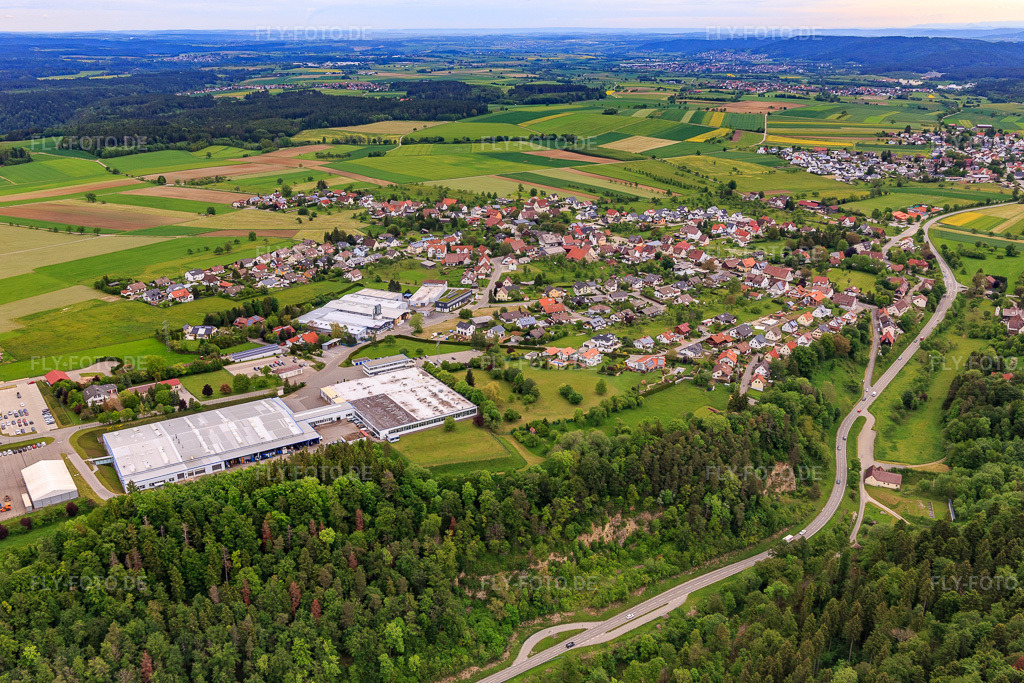 Luftbild: Dorfansicht aus Südwesten mit Paul Bippus GmbH & Co. KG im Ortsteil Boll in Oberndorf im Bundesland Baden-Württemberg in Deutschland. Foto: IMG_114742.jpg vom 31.05.2019 durch Werner Riehm/FLY-FOTO.dePaul Bippus GmbH & Co. KG | Für höchste Ansprüche