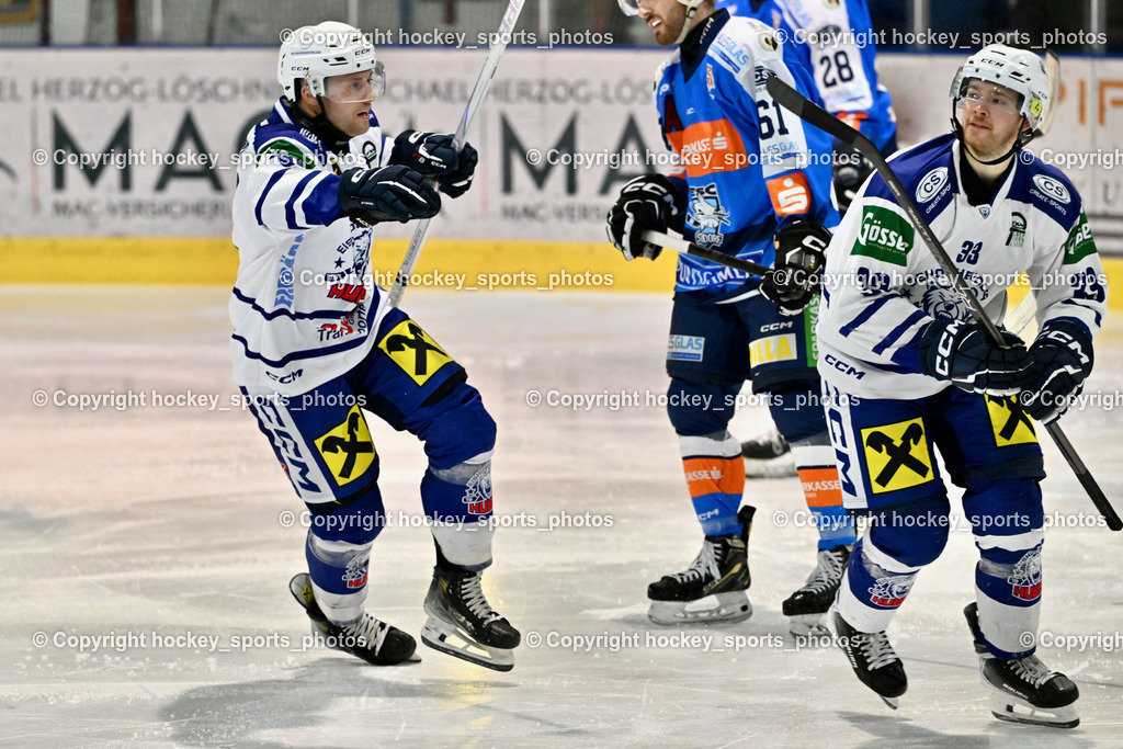 ESC Sparkasse STEINDORF vs. UECR Huben | Jubel UECR Huben Mannschaft, #33 Sotlar Jure UECR EISBÄREN HUBEN, #91 Gasser Sandro UECR EISBÄREN HUBEN, ESC Sparkasse STEINDORF vs. UECR Huben, ESC Sparkasse STEINDORF vs. UECR Huben am 30.01.2026 in Steindorf (Ossiachersee Halle), Austria, (Photo by Bernd Stefan)