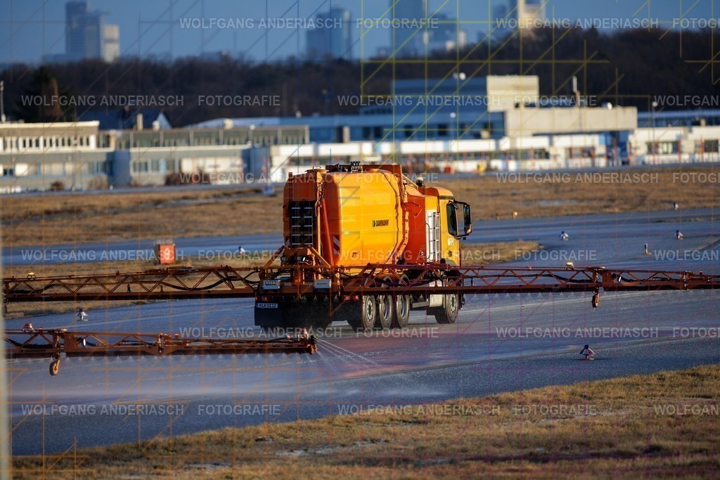 2026102-101416_EDDF_NW_TAXI_R3C_0033 | Während Flugzeuge starten und landen, sorgen sie im Hintergrund für Sicherheit: Maintenance-Teams am Flughafen Frankfurt am Main im Einsatz. Enteisung der Runways, Präzision unter Zeitdruck und die Kraft der orangefarbenen Spezialfahrzeuge – stille Profis, ohne die nichts fliegt - Realisiert mit Pictrs.com