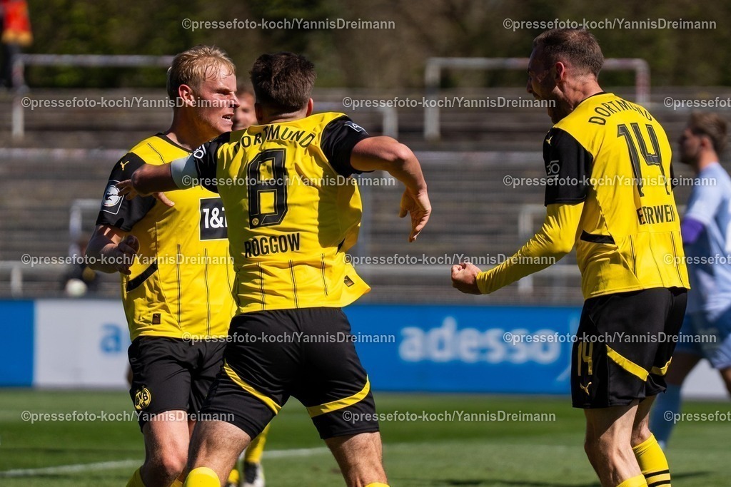 xydr06042501023 | 06.04.2025, xydrx, Fußball, Borussia Dortmund II - FC Ingolstadt 04, 3.Liga, Stadion Rote Erde, Saison 2024 2025: Ben Huening (Borussia Dortmund II #15) Michael Eberwein (Borussia Dortmund II #14) Franz Roggow (Borussia Dortmund II #8) jubelnd freuen sich über das Tor zum 2:1 von Michael Eberwein (Borussia Dortmund II #14) DFB regulations prohibit any use of photographs as image sequences and or quasi-video.