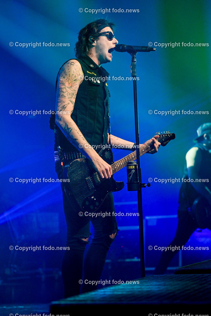 Posthof_ Turbobier_ Konzert_ 15.03.2024-71 | 15.03.2024, Linz, AUT, Posthof, Konzert Turbobier, im Bild Marco Pogo alias Dominik Wlazny (Saenger, Konzepter und Songwriter,  Gitarrist der oesterreichischen Punk-Rock-Band Turbobier, weiters Politiker der Bierpartei, Bezirksrat in Wien Simmering, Praesidentschaftskandidat, Arzt, Mediziner)