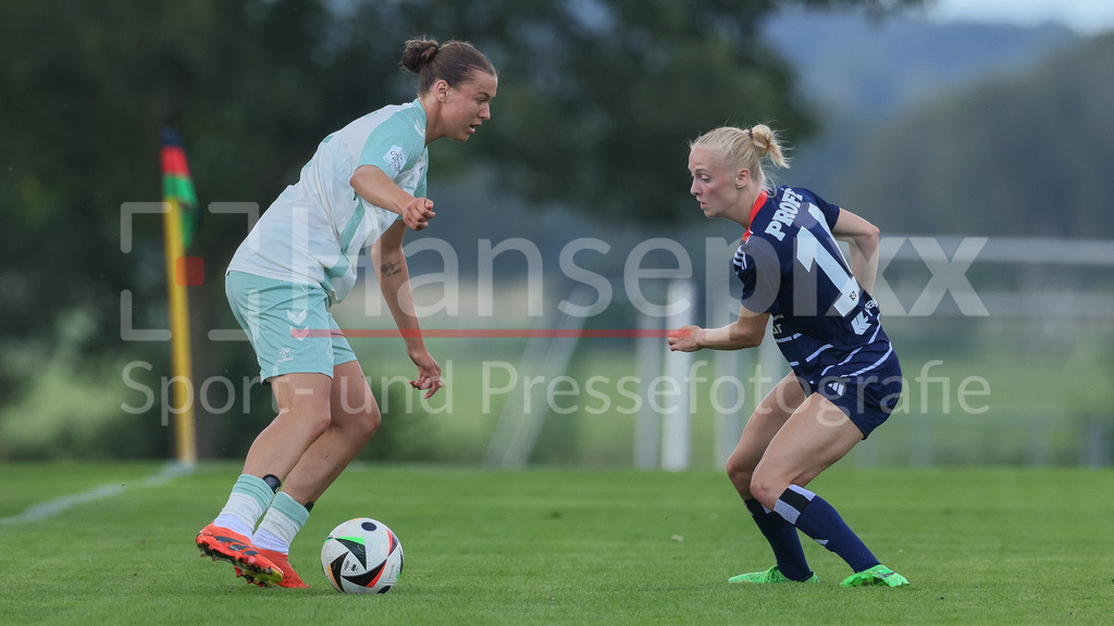 Fussball, Testspiel Frauen, Hamburger SV - SV Werder Bremen | v.li.: Larissa Mühlhaus (SV Werder Bremen, 7) und Sophie Profe (Hamburger SV, 14) im Zweikampf, Duell, Dynamik, Aktion, Action, Spielszene