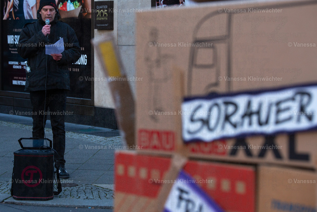 201120 StopHeimstaden MindSpace-24 | Mit Musik und einer "Wall of shame" aus Umzugskartons fordern Mieter*innen der von Heimstaden gekauften Häuser am 20.11.2020 vorm Büro des Schwedischen Immobilien-Investors die Ausübung des städtischen Vorkaufsrechts. - Realisiert mit Pictrs.com