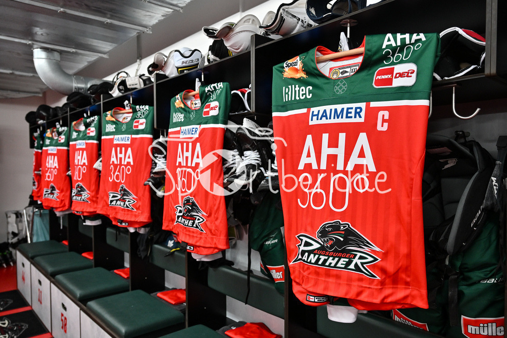 Augsburger Panther - Kölner Haie | Die Trikots der Panther haengen schon in der Kabine / DEL: Augsburger Panther - Koelner Haie, Curt Frenzel Stadion am 02.03.2025