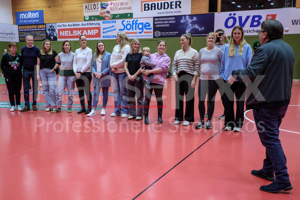 Handball, 2. Bundesliga Frauen, SV Werder Bremen - TuS Lintfort | Die Meistermannschaft aus dem Jahre 2015 wird von Dr. Hubertus Hess-Grunewald (Präsident, SV Werder Bremen) gewürdigt