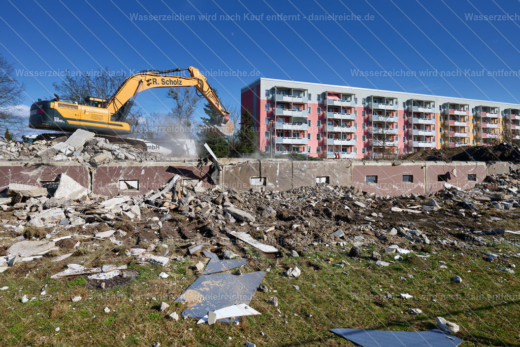 Abriss des Wohnblocks Ratzener Straße 25–29im Wohnkomplex VIII in Hoyerswerda am 25. Februar 2026 | Abriss des Wohnblocks Ratzener Straße 25–29im Wohnkomplex VIII in Hoyerswerda am 25. Februar 2026 - Realisiert mit Pictrs.com